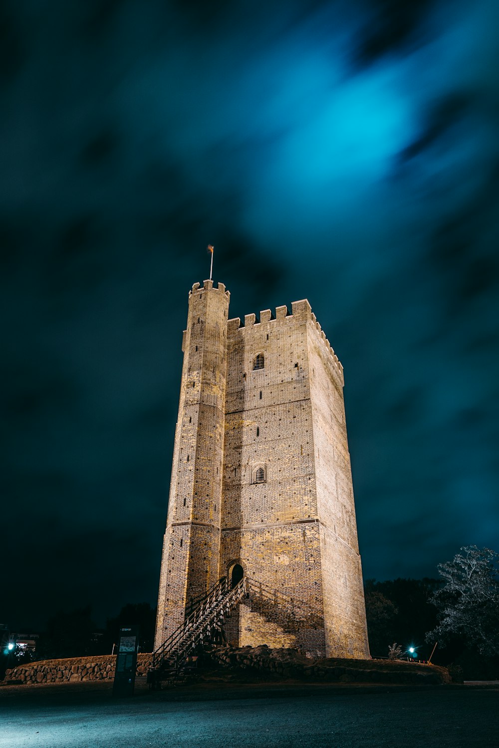 Edificio de hormigón marrón bajo el cielo azul