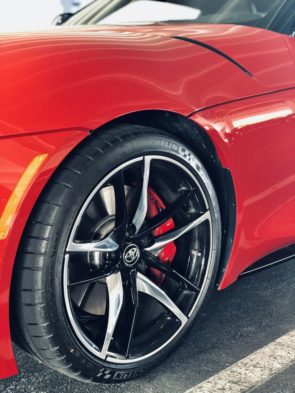 coche rojo con rueda negra