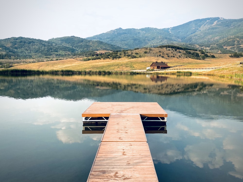 Muelle de madera marrón en el lago durante el día