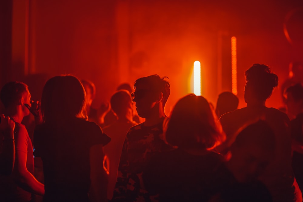 pessoas se reunindo em um concerto