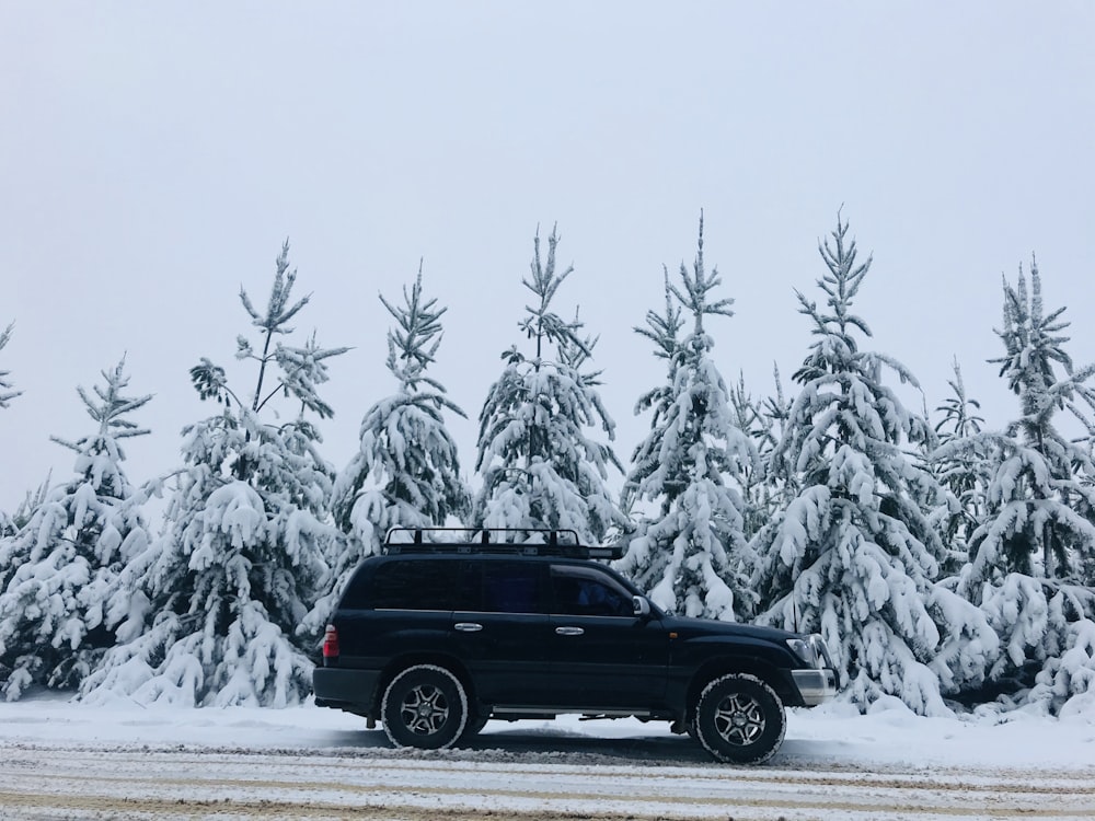 Schwarzer SUV auf verschneiter Straße