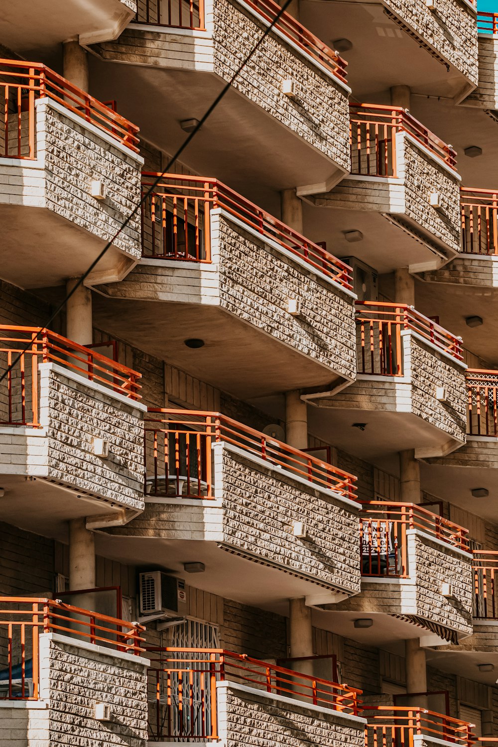 Gebäude aus weißem und rotem Beton