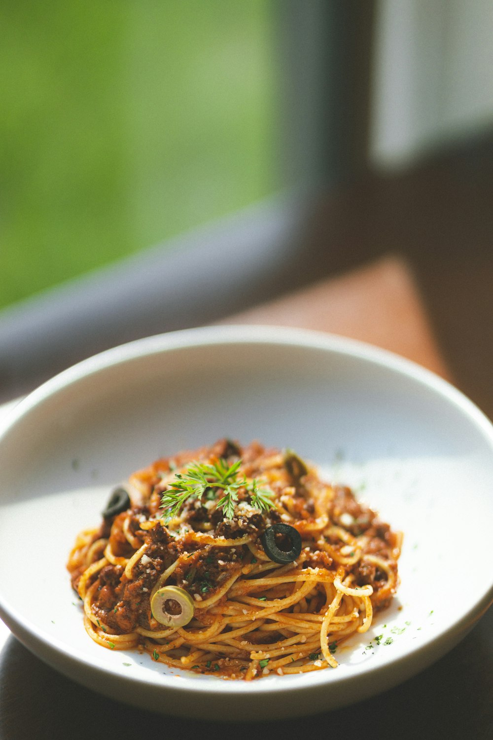 Plato de pasta en cuenco de cerámica blanca