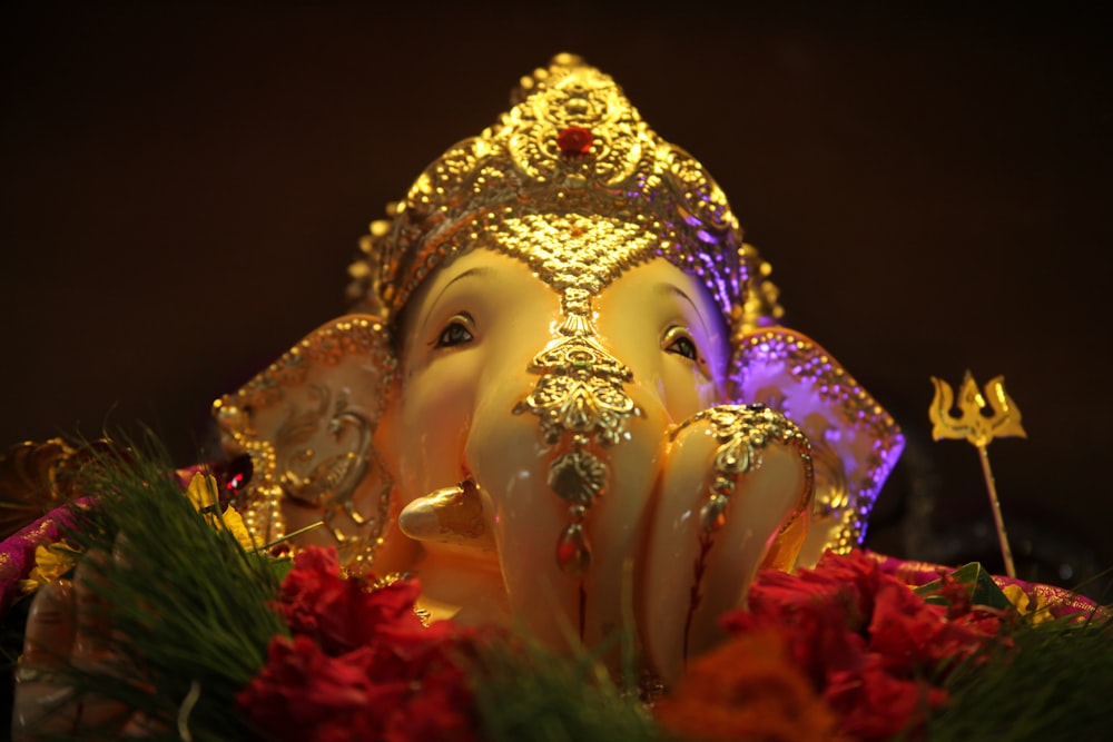 Figura de deidad hindú de oro y púrpura