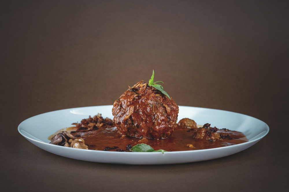 Carne cocida en plato de cerámica blanca