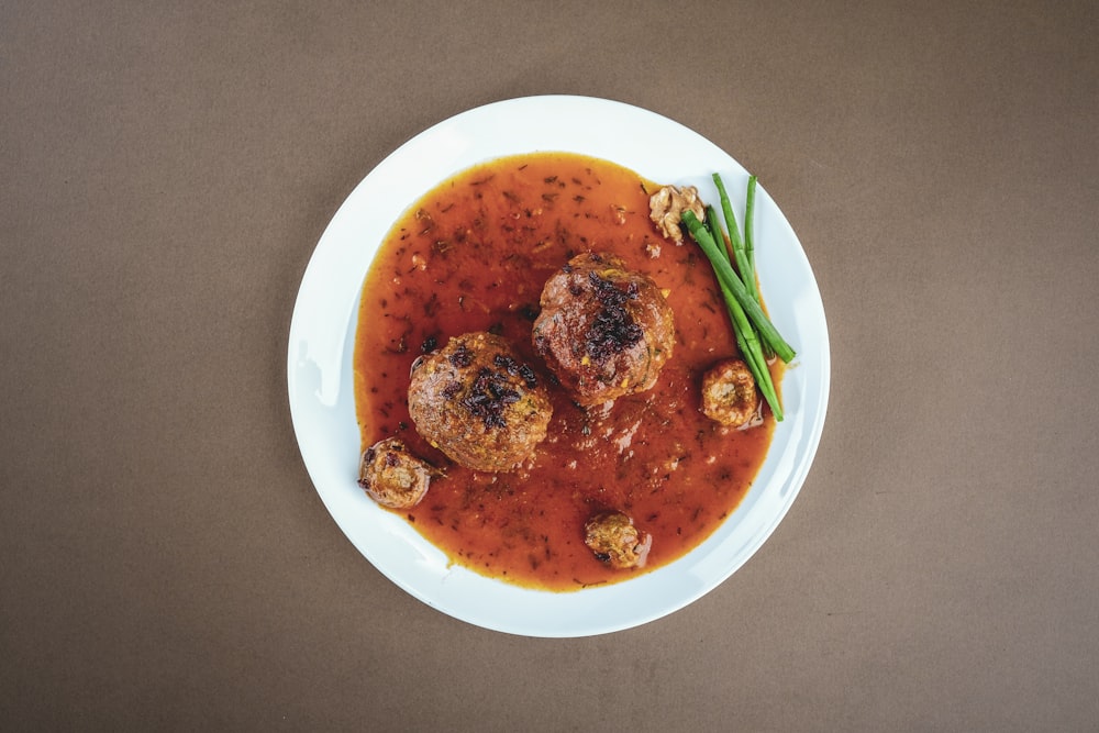 gekochtes Essen auf weißer Keramikschüssel