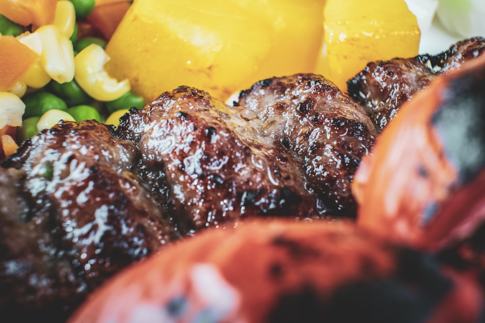 carne cotta con frutta a fette