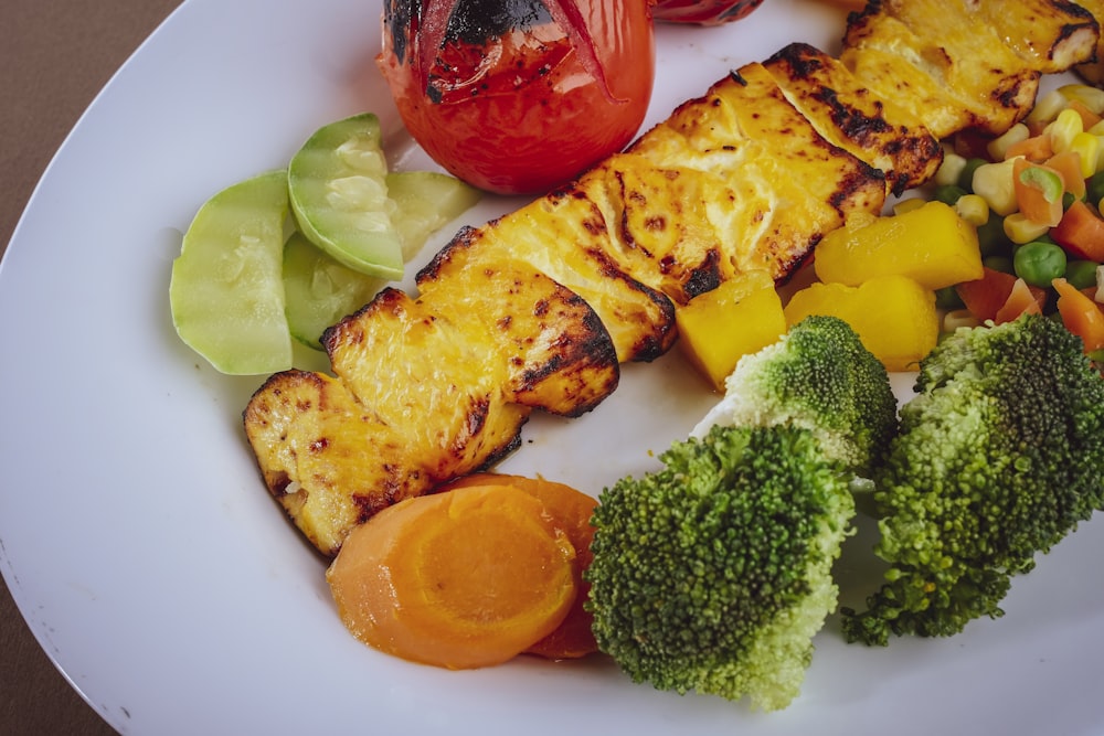 Frutas en rodajas en plato de cerámica blanca