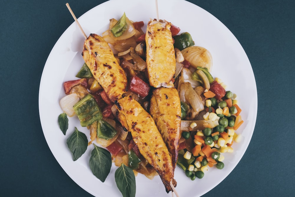 aliments cuits sur une assiette en céramique blanche