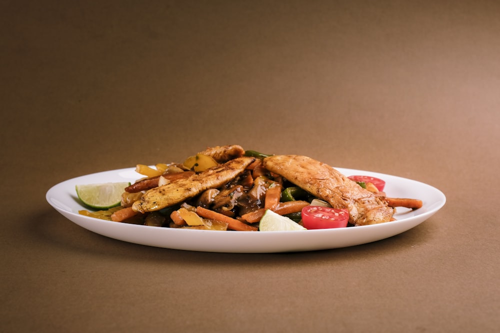 frites de pommes de terre sur bol en céramique blanche