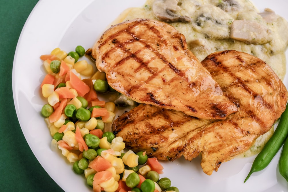 aliments frits sur assiette en céramique blanche