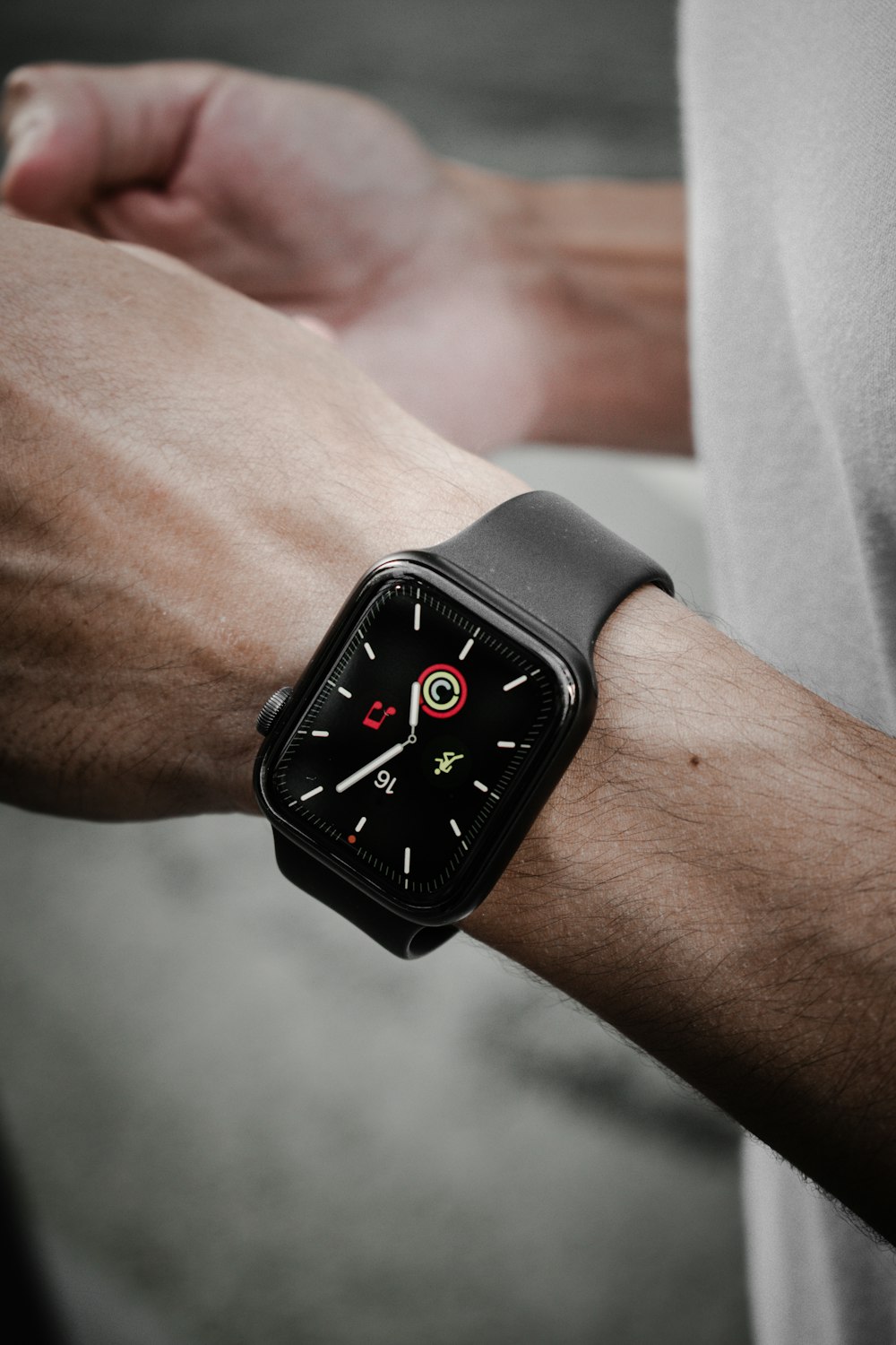 Caja de aluminio negro y plateado Apple Watch con correa deportiva negra