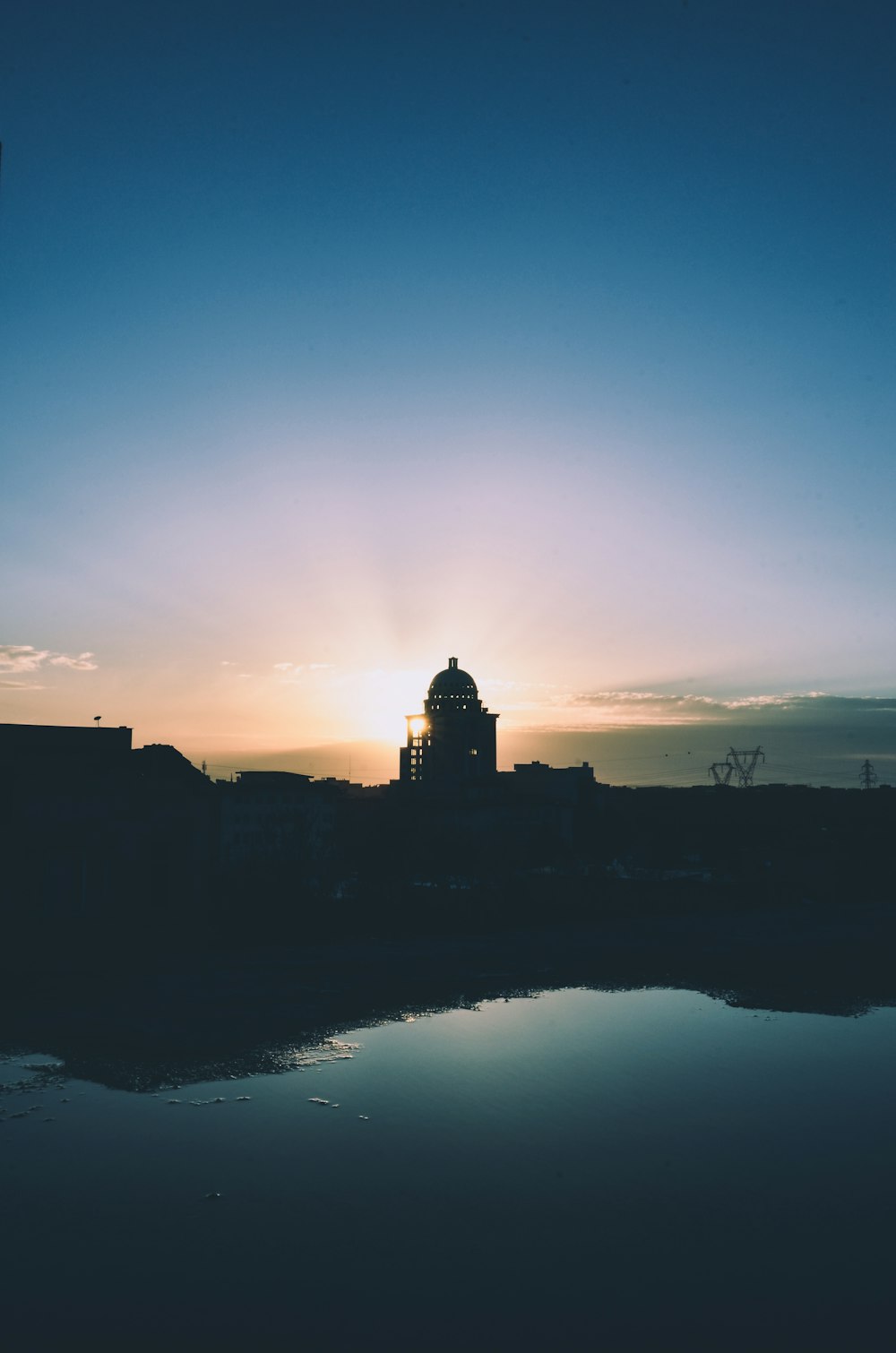 Silueta del edificio durante la puesta del sol