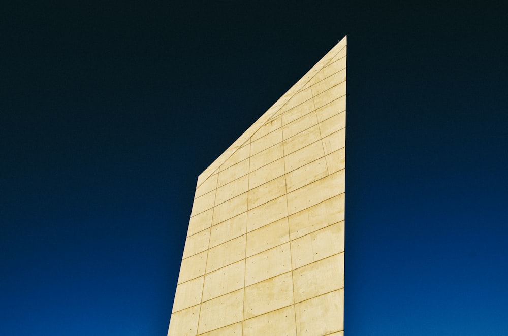 Edificio de hormigón blanco bajo el cielo azul durante el día