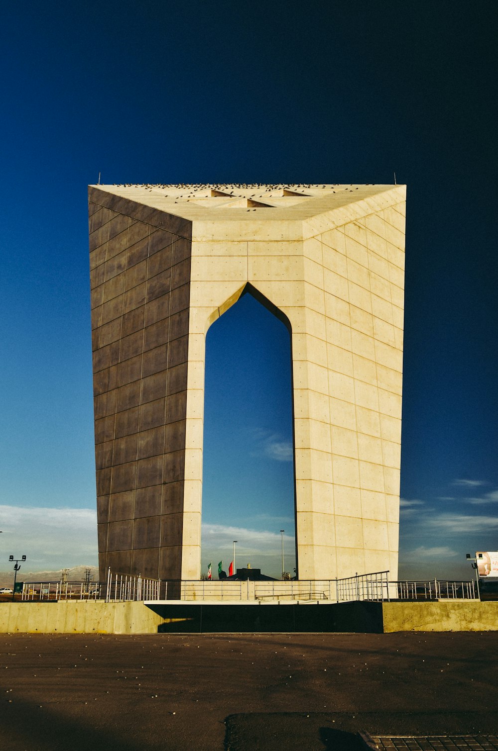 Braunes Betongebäude unter blauem Himmel tagsüber