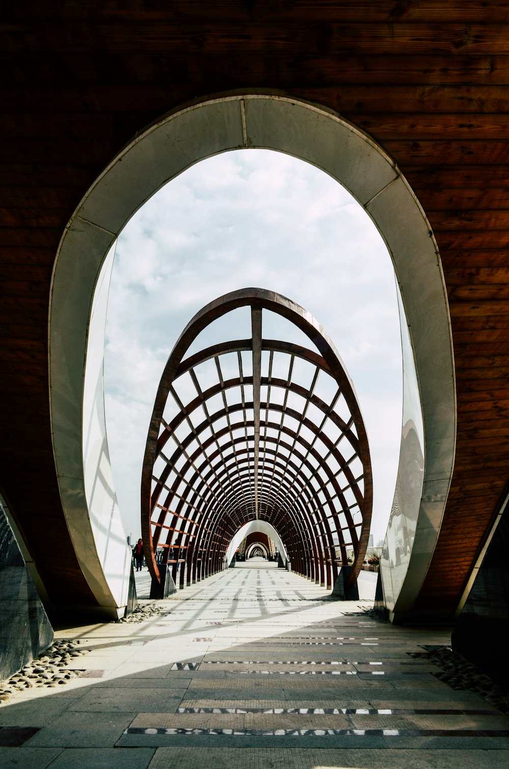 Gebäude aus weißem und braunem Beton