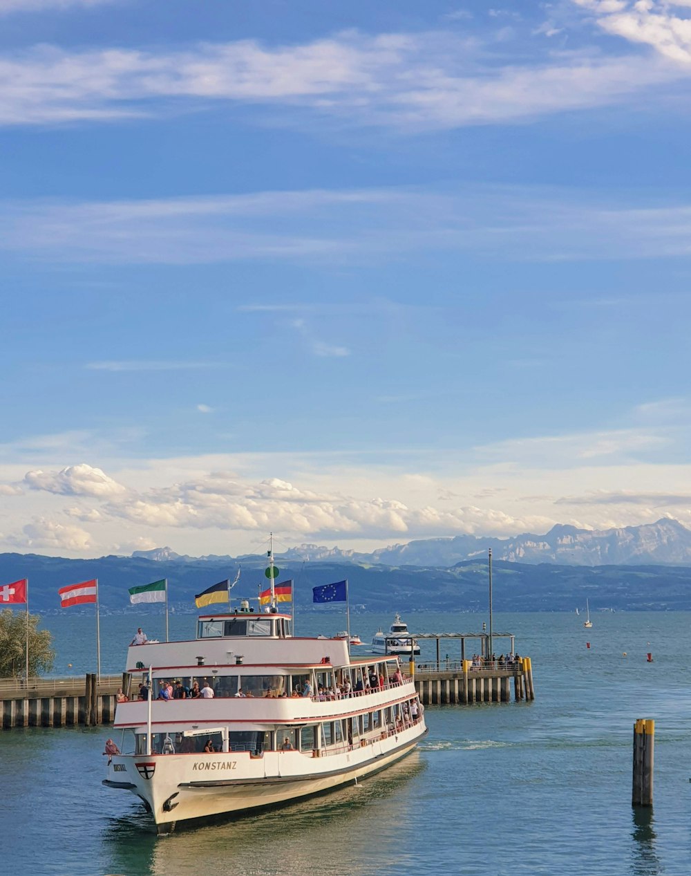 Bateau blanc sur l’eau près du quai pendant la journée