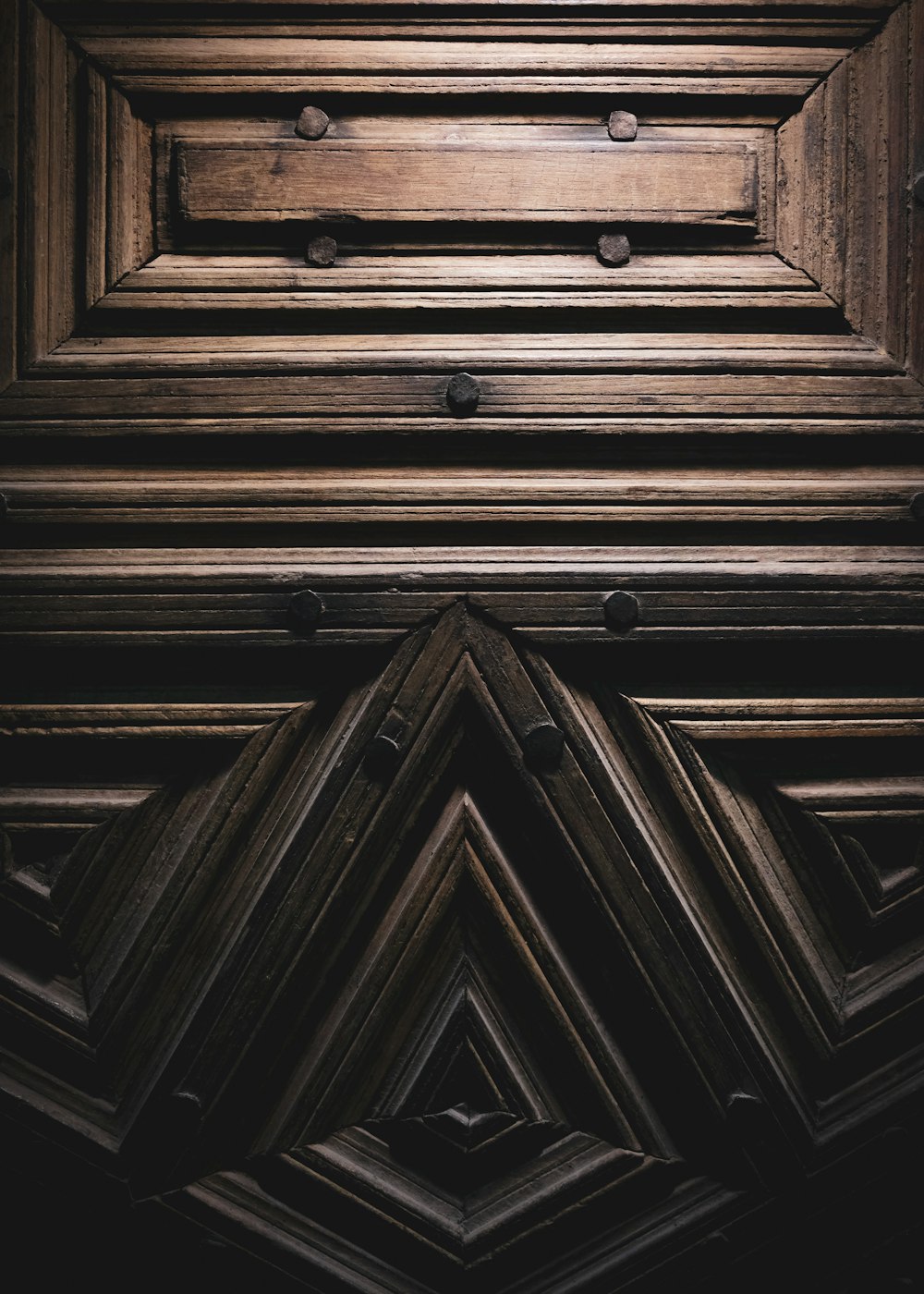 Puerta de madera marrón con palanca de puerta blanca