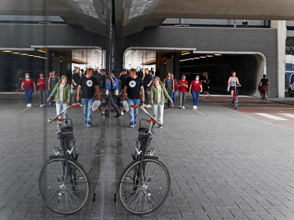 Personas que andan en bicicleta por la carretera durante el día