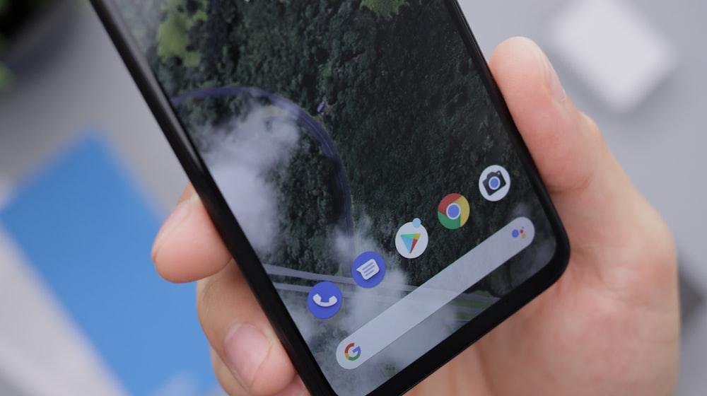 Teléfono inteligente Android negro que muestra íconos
