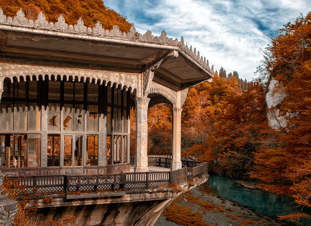 gazebo in legno bianco e marrone vicino al fiume durante il giorno