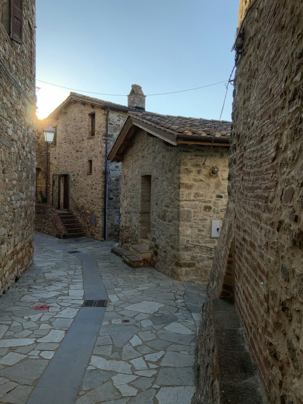 edificio in mattoni marroni durante il giorno