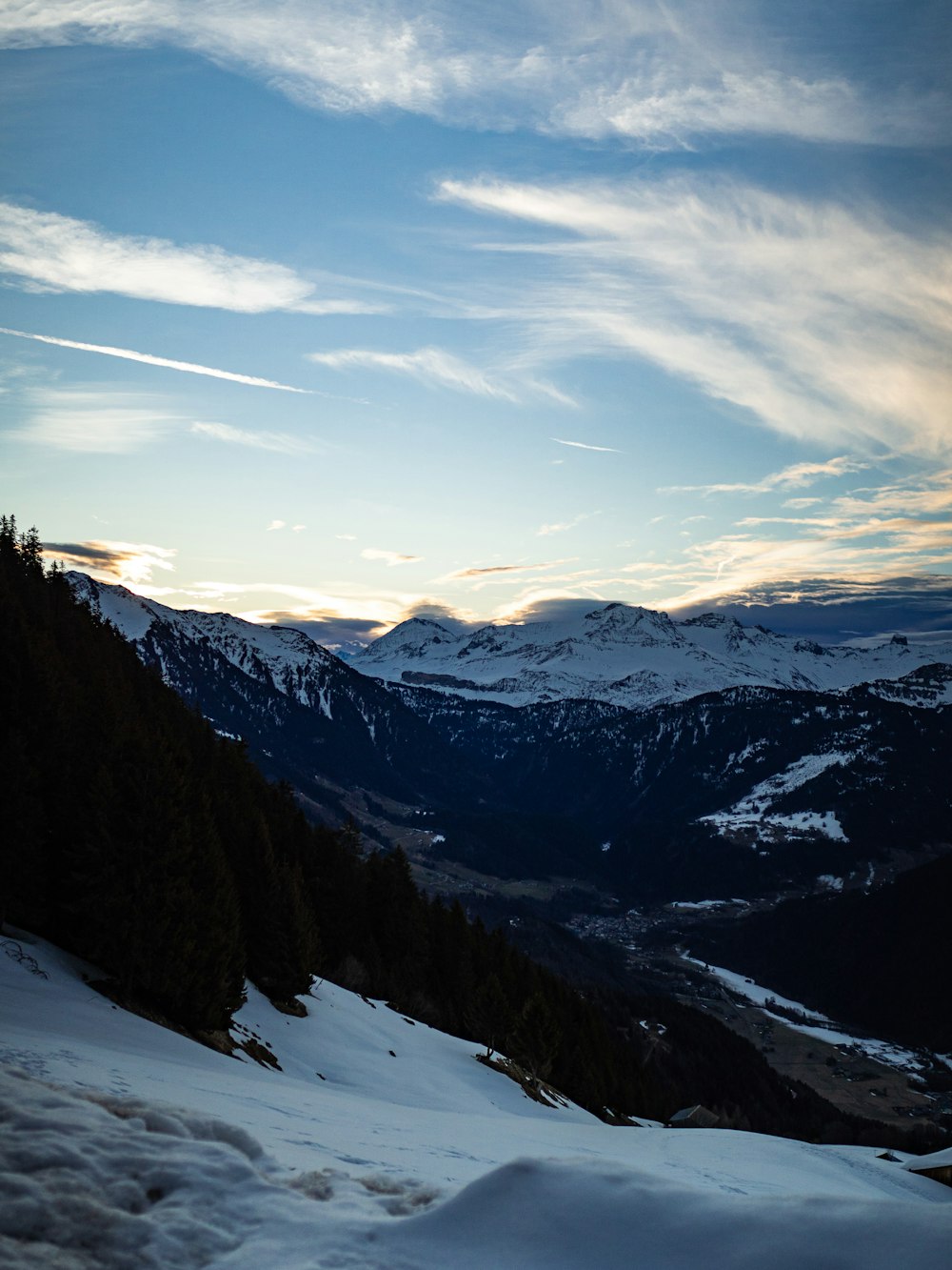 montagne enneigée sous ciel bleu pendant la journée