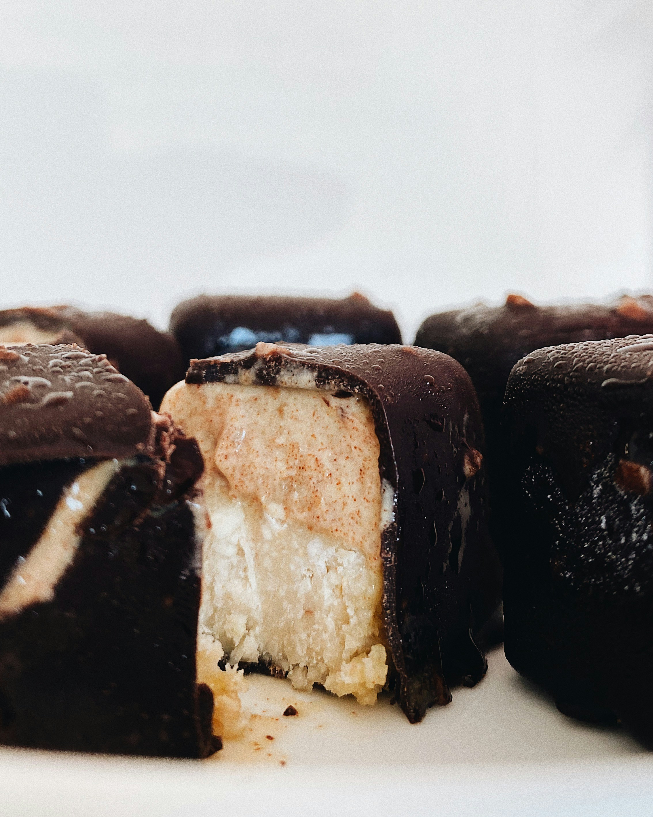 massa marrom e branca em placa cerâmica branca