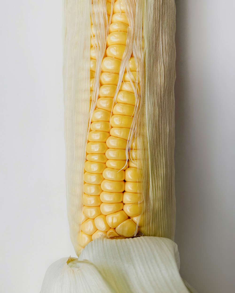 maíz en plato de cerámica blanca