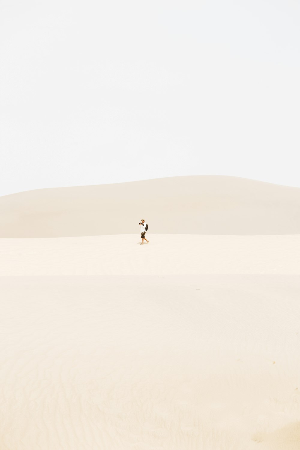 persona in mezzo al deserto durante il giorno