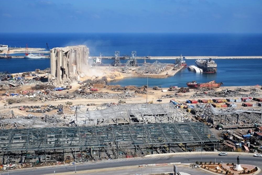 edifici bianchi e neri vicino a cascate d'acqua durante il giorno