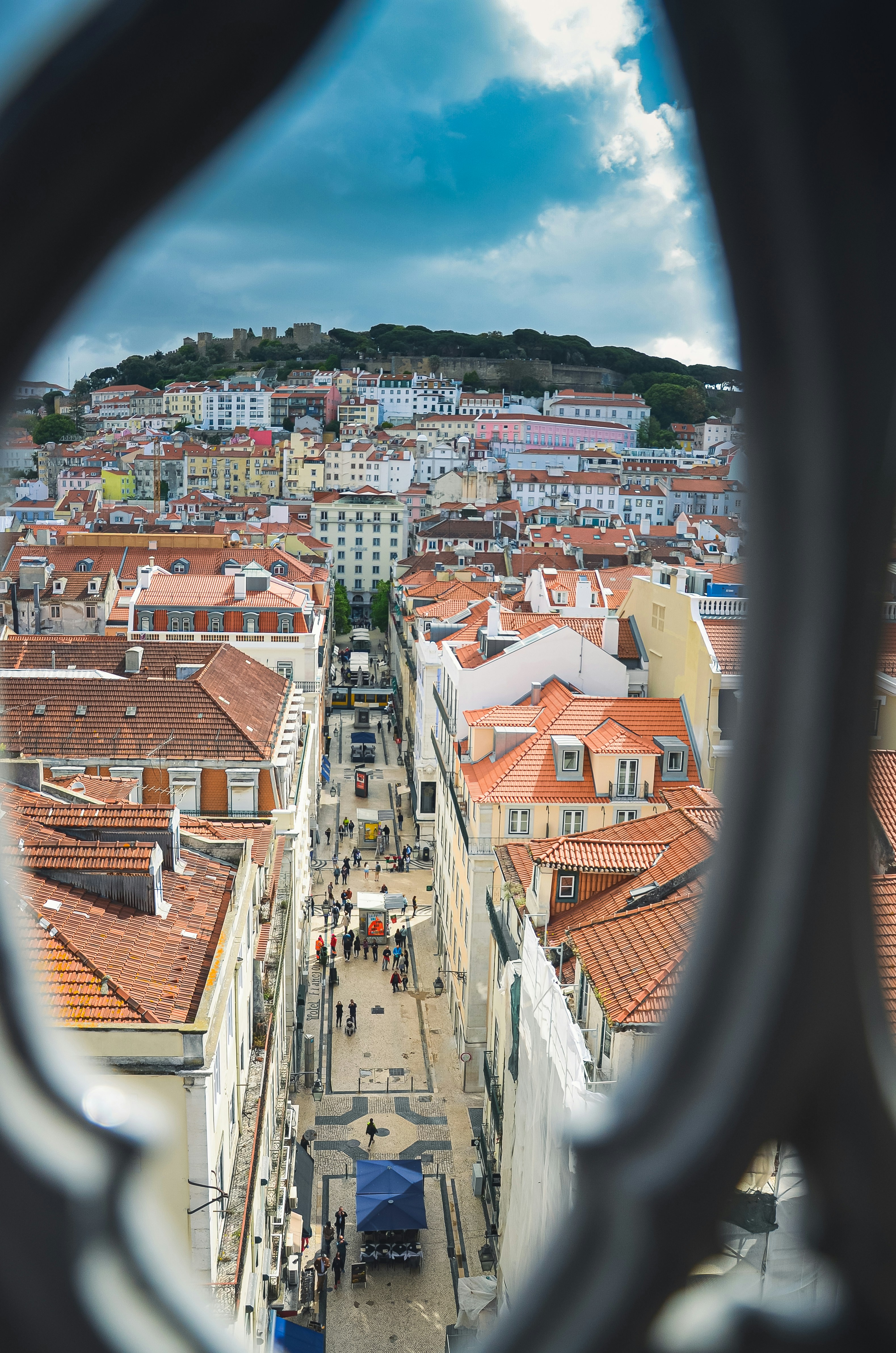 edifícios de concreto marrom e branco durante o dia