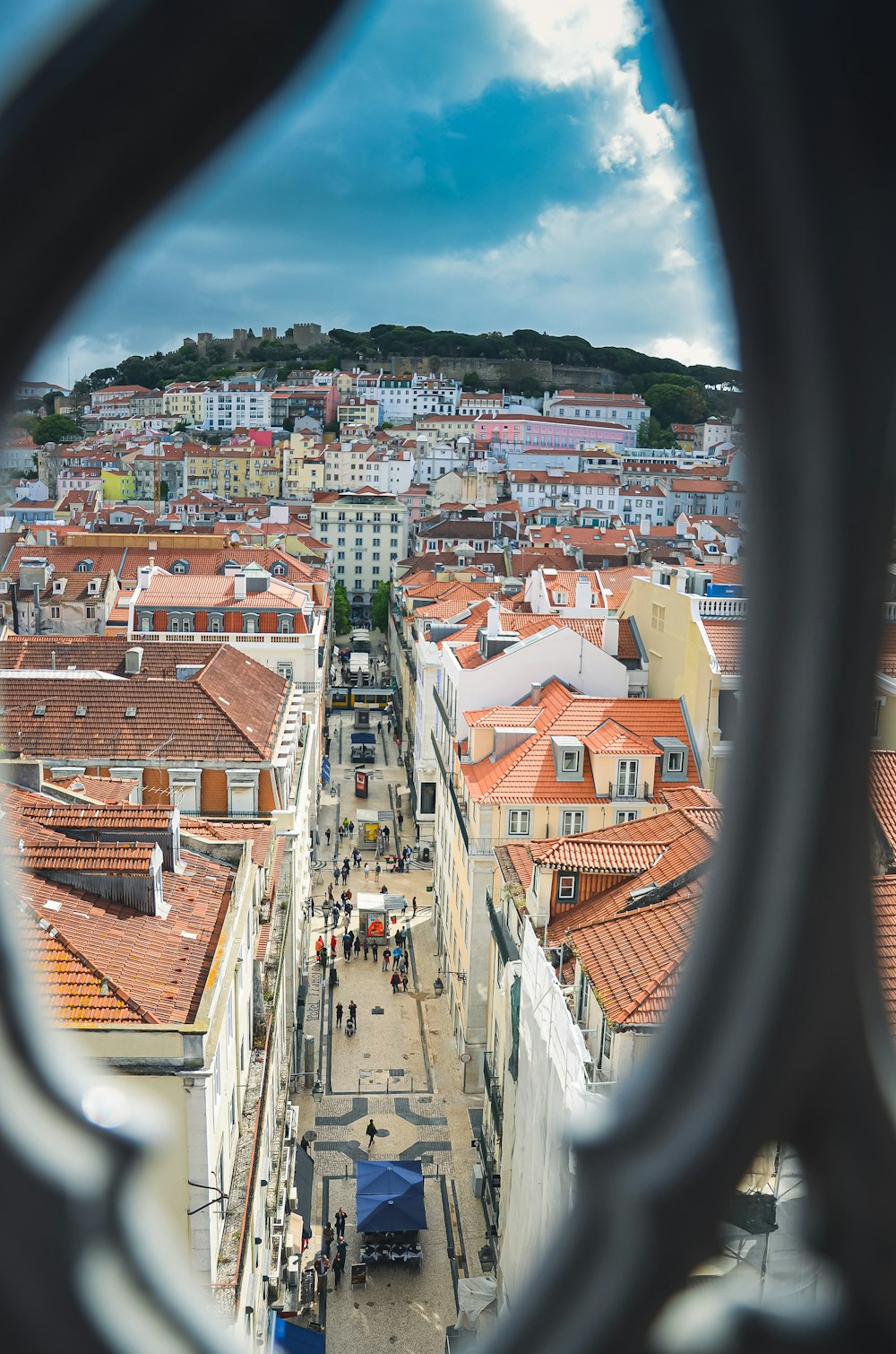 edifícios de concreto marrom e branco durante o dia