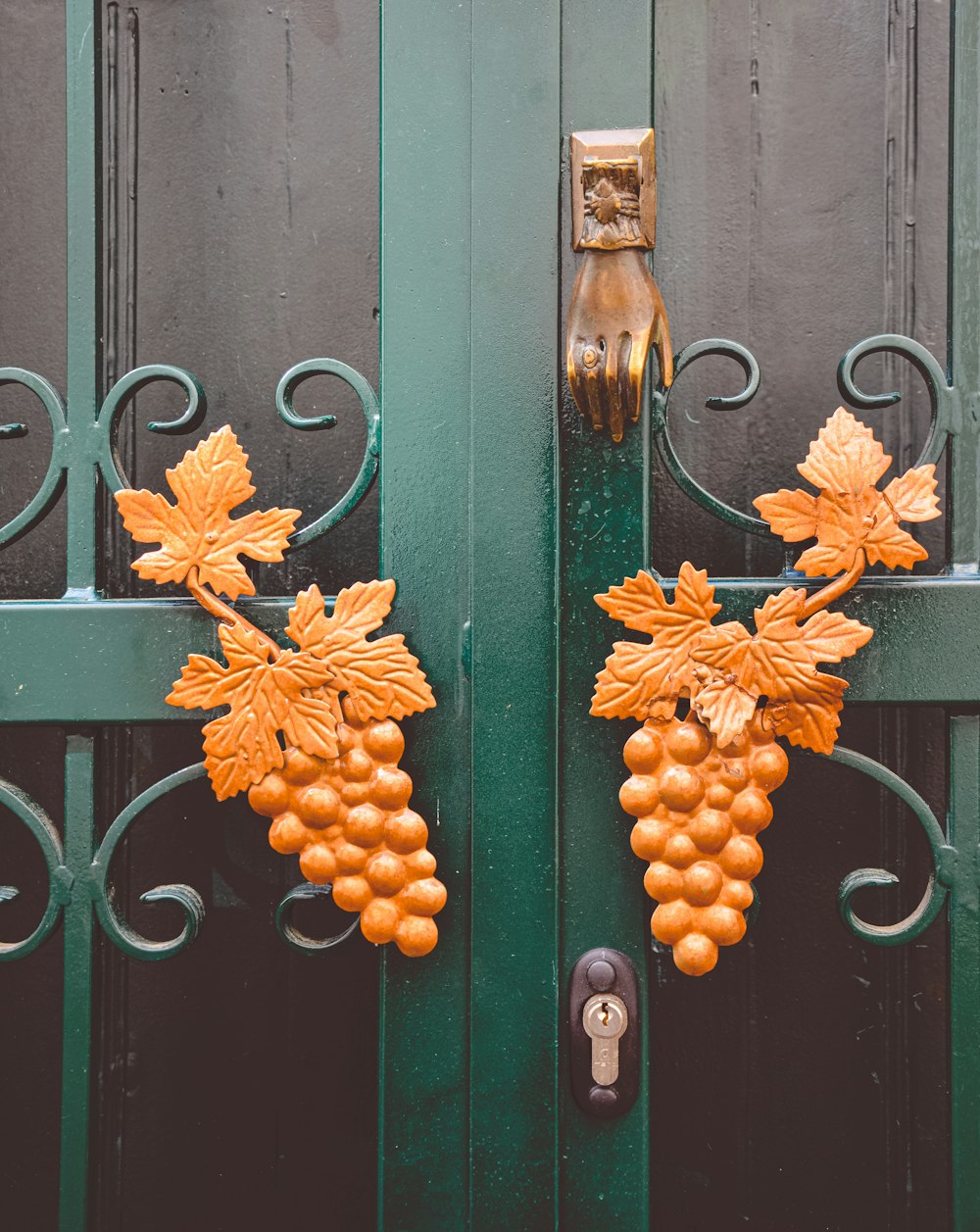 녹색 나무 문에 매달린 오렌지 과일 화환
