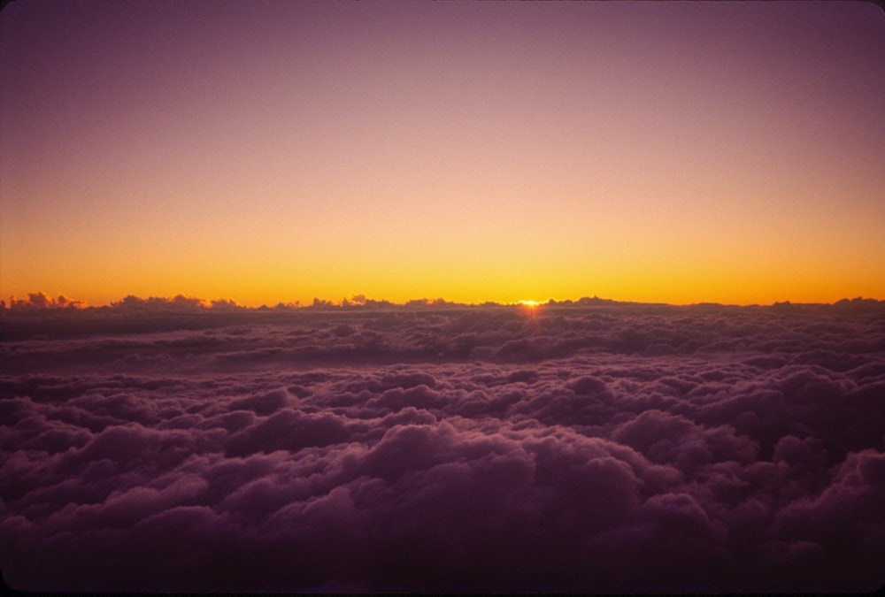 Wolken und Sonne bei Sonnenuntergang