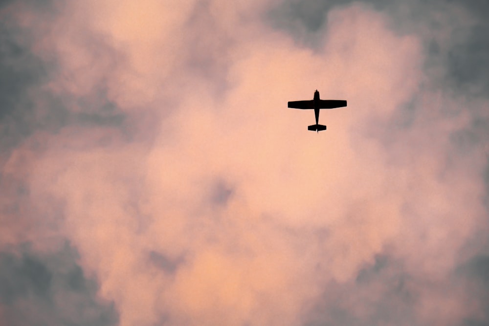 avion volant dans le ciel pendant la journée