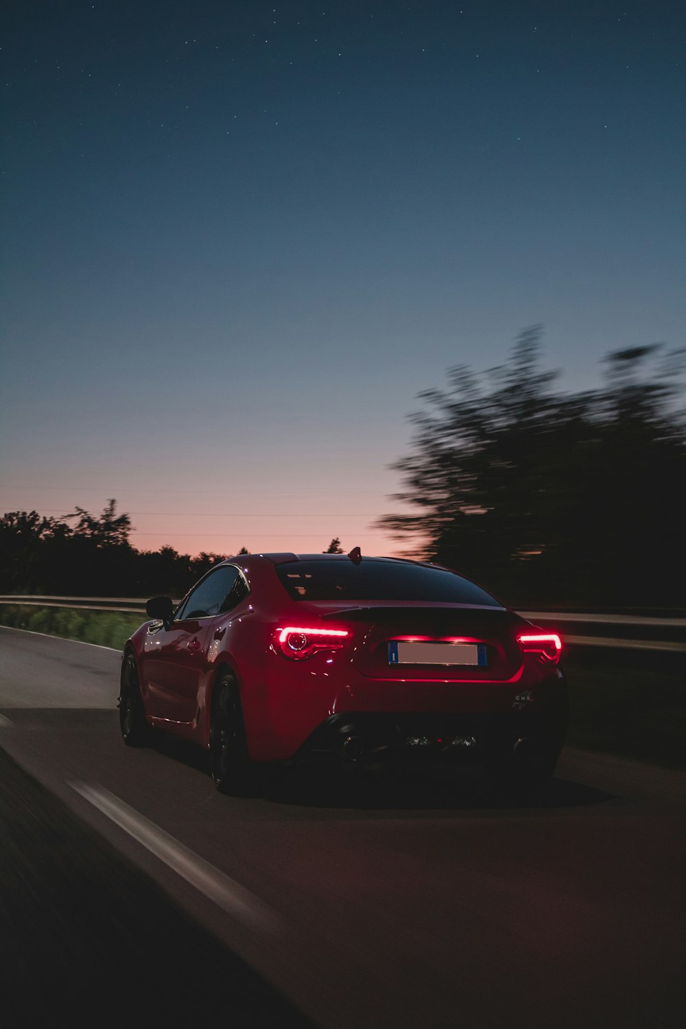 auto rossa su strada durante il giorno