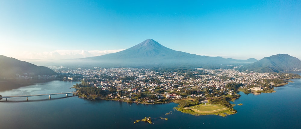 日中の山の近くの街の空撮