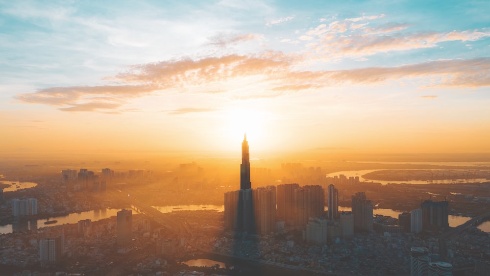 Skyline der Stadt bei Sonnenuntergang mit bewölktem Himmel