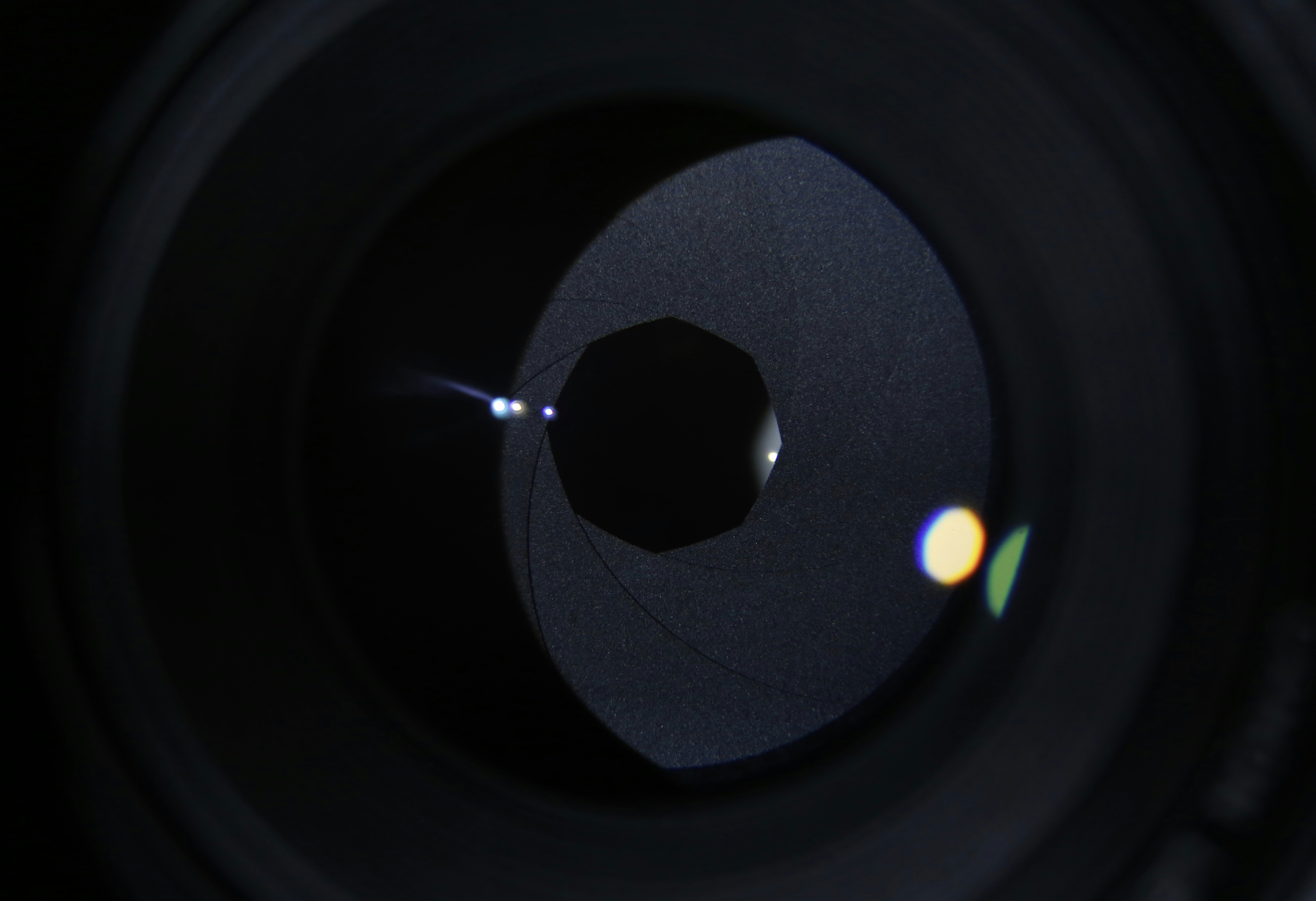 black round aperture in close up photography