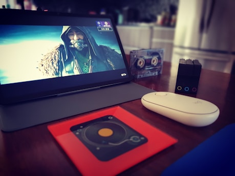 iPad preto ao lado de um mouse de computador sem fio branco