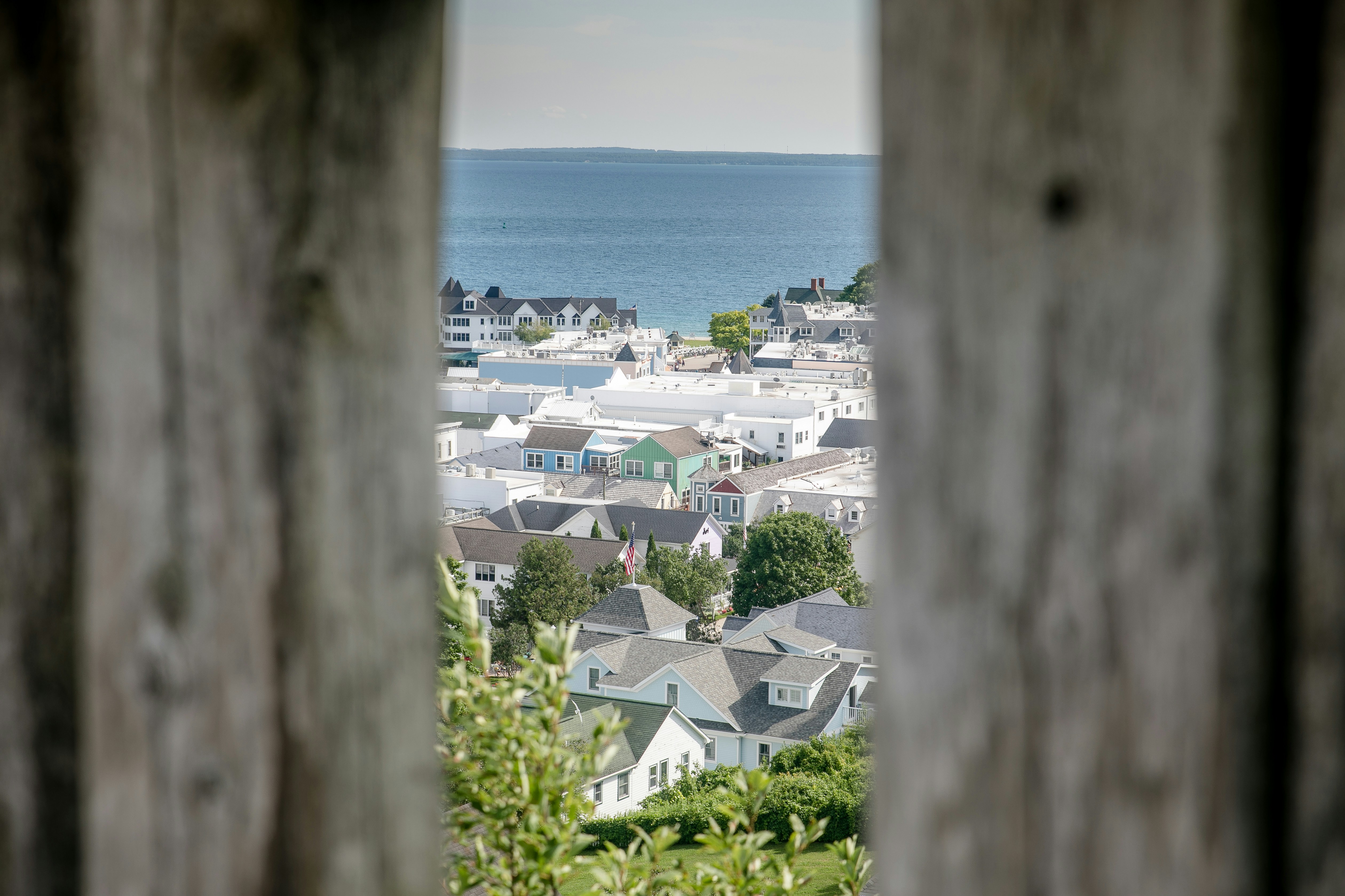 case bianche e marroni vicino a uno specchio d'acqua durante il giorno