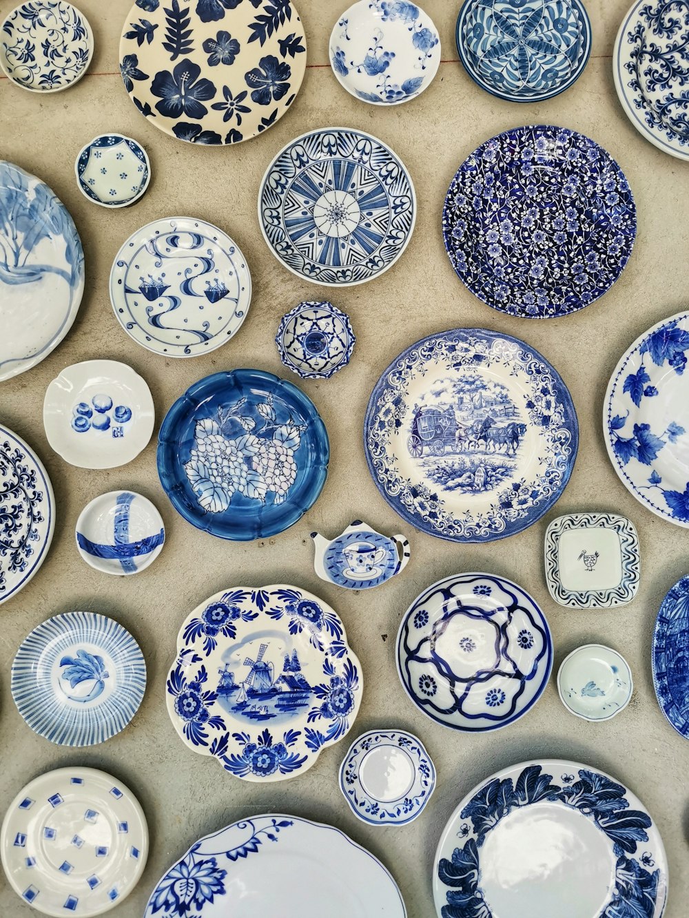piatto in ceramica blu e bianca