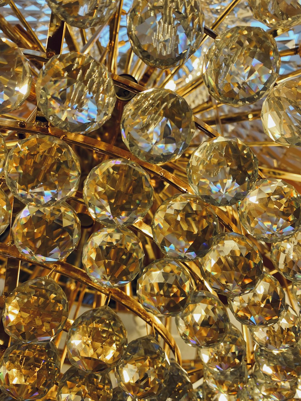 goldenes und silbernes rundes Ornament