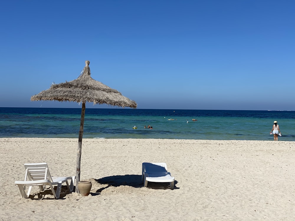 Sombrillas de playa marrones en la playa durante el día