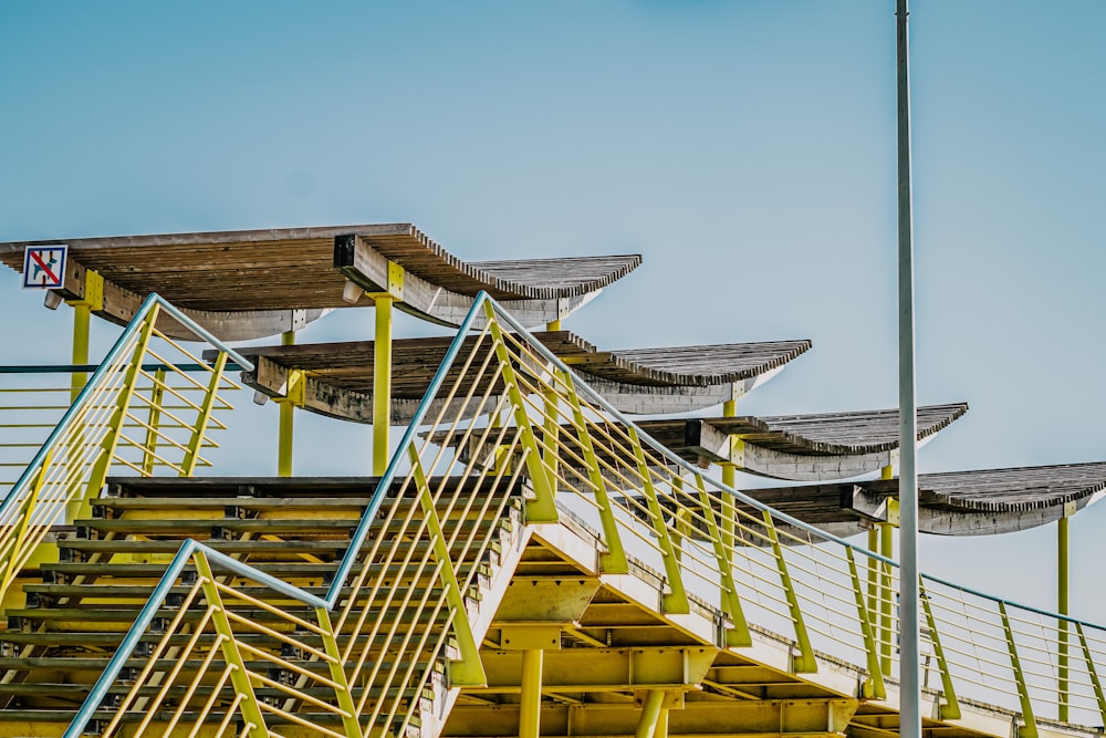 ponte di legno giallo sul mare