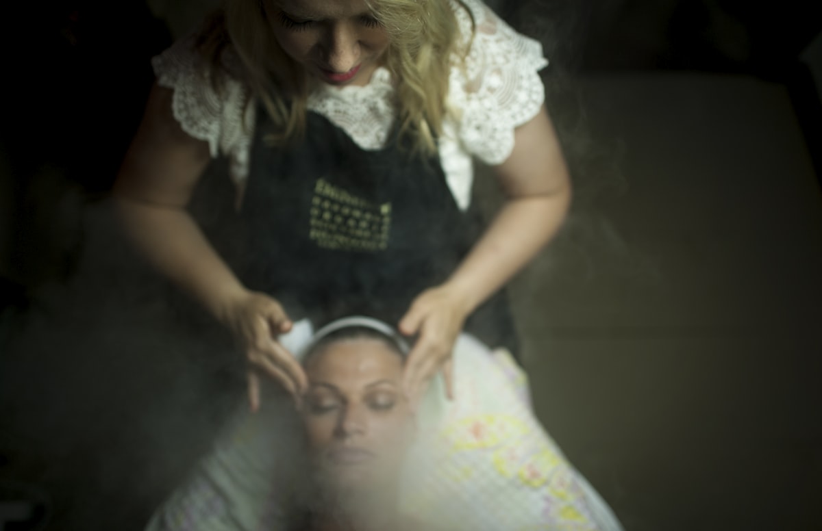 Brows & Lashes Nahaufnahme in Schwarz-Weiß