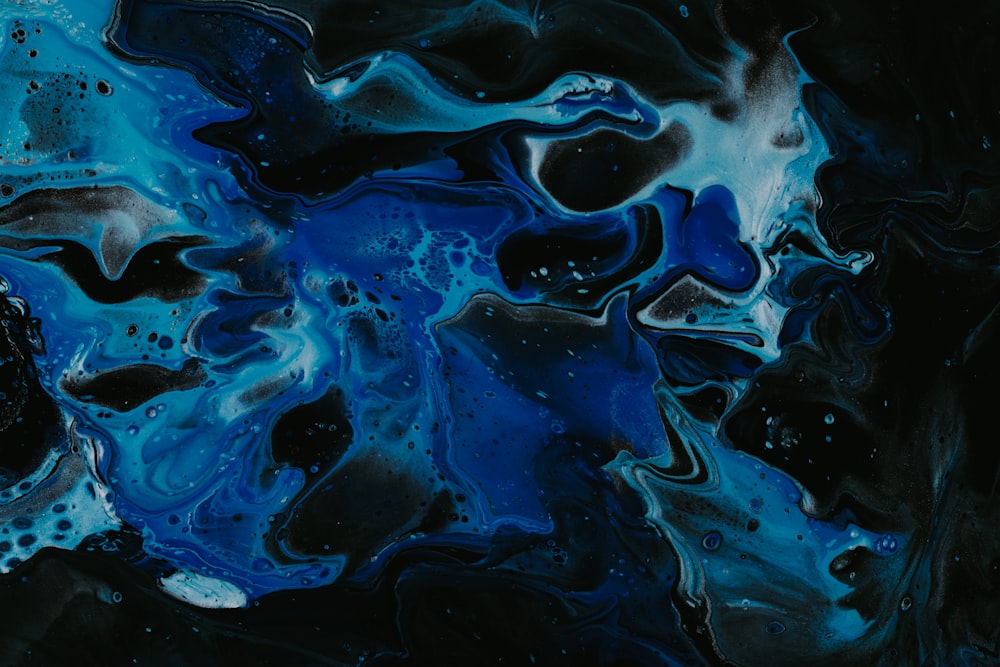 pintura abstrata azul branca e vermelha