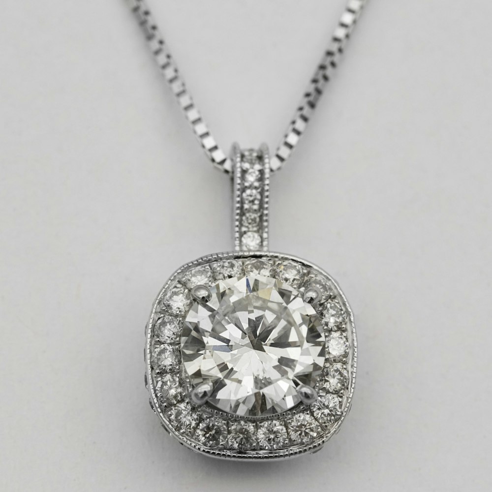 Collana pendente cuore tempestato di diamanti in argento