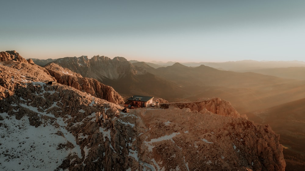 Braune und weiße Berge unter blauem Himmel tagsüber